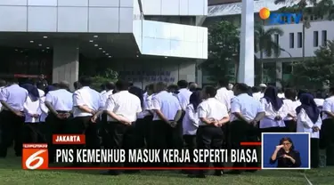 Meski salah satu gedung Kemenhub terbakar Minggu (8/7) kemarin, namun para pekerja Kemenhub tetap masuk kerja hari ini.