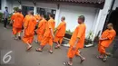 Sejumlah tersangka berjalan usai ditampilkan saat rilis kasus narkotika jenis 4-CMC dan sabu di Jakarta, Kamis (2/2). BNN berhasil mengamankan 50 liter 4-CMC asal Tiongkok dari tangan dua orang tersangka. (Liputan6.com/Immanuel Antonius)