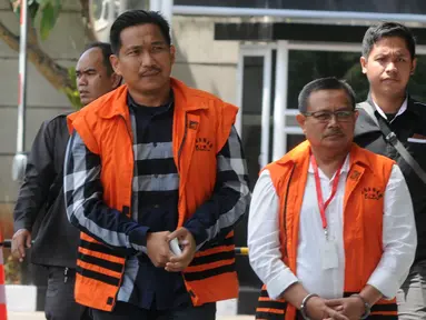Terpidana mantan anggota DPR F-Golkar Bowo Sidik Pangarso (kiri) dan Bupati Indramayu Supendi (kanan) tiba di Gedung KPK, Jakarta, Senin (21/10/2019). Bowo diperiksa terkait suap distribusi pupuk, sedangkan Supendi terkait suap pengaturan proyek Pemkab Indramayu tahun 2019. (merdeka.com/Dwi Narwoko)