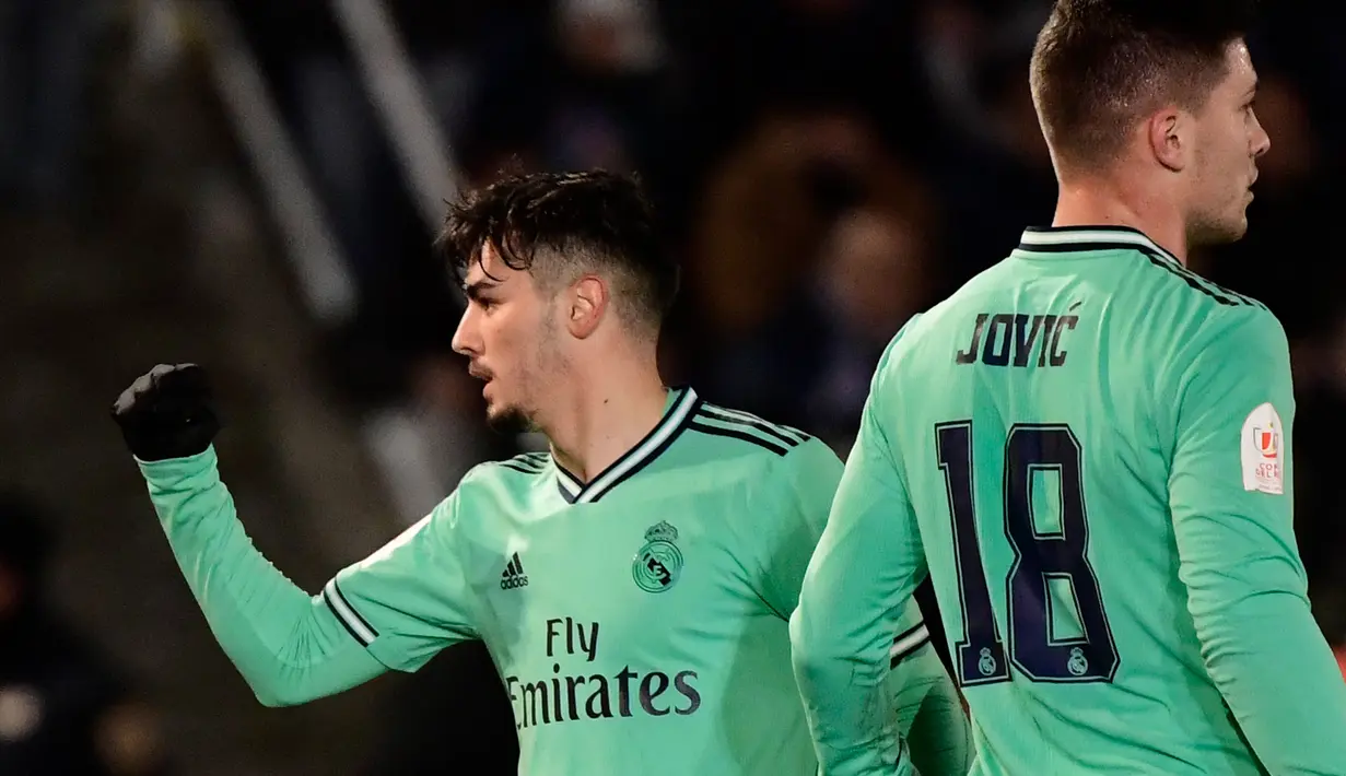 Gelandang Real Madrid, Brahim Diaz (kiri) merayakan golnya ke gawang Unionistas de Salamanca pada pertandingan babak ke-32 besar Copa del Rey 2019-2020 di Pistas del Helmantico, Rabu (22/1/2020). Madrid harus berjuang keras untuk menang 3-1 atas tim divisi tiga, Unionistas. (JAVIER SORIANO/AFP)