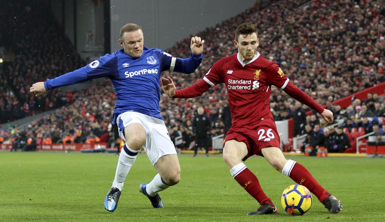 Striker Everton, Wayne Rooney, berebut bola dengan bek Liverpool, Andrew Robertson, pada laga Premier League di Stadion Anfield, Minggu (10/12/2017). Laga bertajuk Derbi Merseyside itu berakhir imbang 1-1. (AP/Peter Byrne)