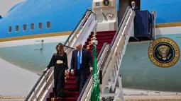 Presiden AS Donald Trump didampingi Melania Trump turun dari pesawat Air Force One saat tiba di Bandara Internasional Raja Khalid di Riyadh (20/5). (AFP Photo/Mandel Ngan)