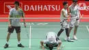 Pebulu tangkis ganda putra Indonesia, Mohammad Ahsan/Hendra Setiawan (kiri dan kedua kiri) usai pertandingan melawan Arif Junaidi/Roy King Yap (Malaysia) pada babak 16 Besar Daihatsu Indonesia Masters 2025 di Istora Senayan, Jakarta, Kamis (23/1/2025). (Liputan6.com/Herman Zakharia)