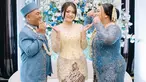 Nathalie Holscher tampil anggun dalam balutan kebaya berwarna kuning. Wanita 31 tahun itu berdiri dengan senyum menawan di antara pasangan pengantin yang mengenakan busana serba biru. Kebaya karya desainer Dea Febrinda itu semakin cantik dipadukan dengan bawahan batik bernuansa krem. (Liputan6.com/IG/@nadyaholscher)