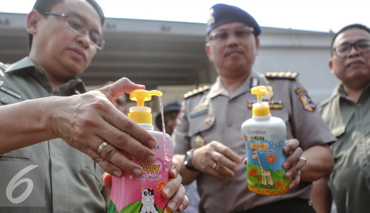 Petugas memperlihatkan produk ilegal di Pelabuhan Tanjung Priok, Jakarta, Senin (6/7/2015). Badan POM RI menyita 8 kontainer produk pertanian dan kosmetik ilegal dengan nilai Rp 13,5 miliar. (Liputan6.com/Faizal Fanani)