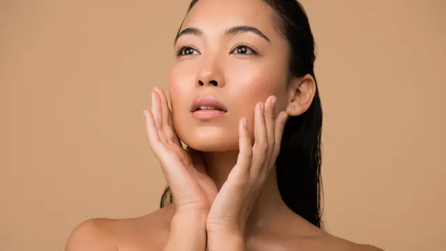 Perempuan dengan Kulit Sehat