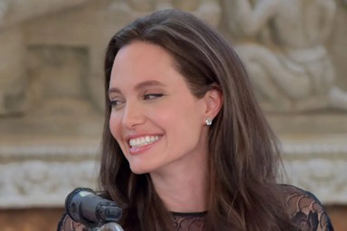 Angelina Jolie menikmati serangga bersama anak-anaknya.