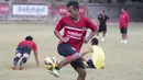 Pemain Bali United, Sultan Samma berlatih mengontrol bola jelang laga Piala Presiden melawan Mitra Kukar di Lapangan Trisakti, Bali, Rabu (9/2/2015). (Bola.com/Vitalis Yogi Trisna)