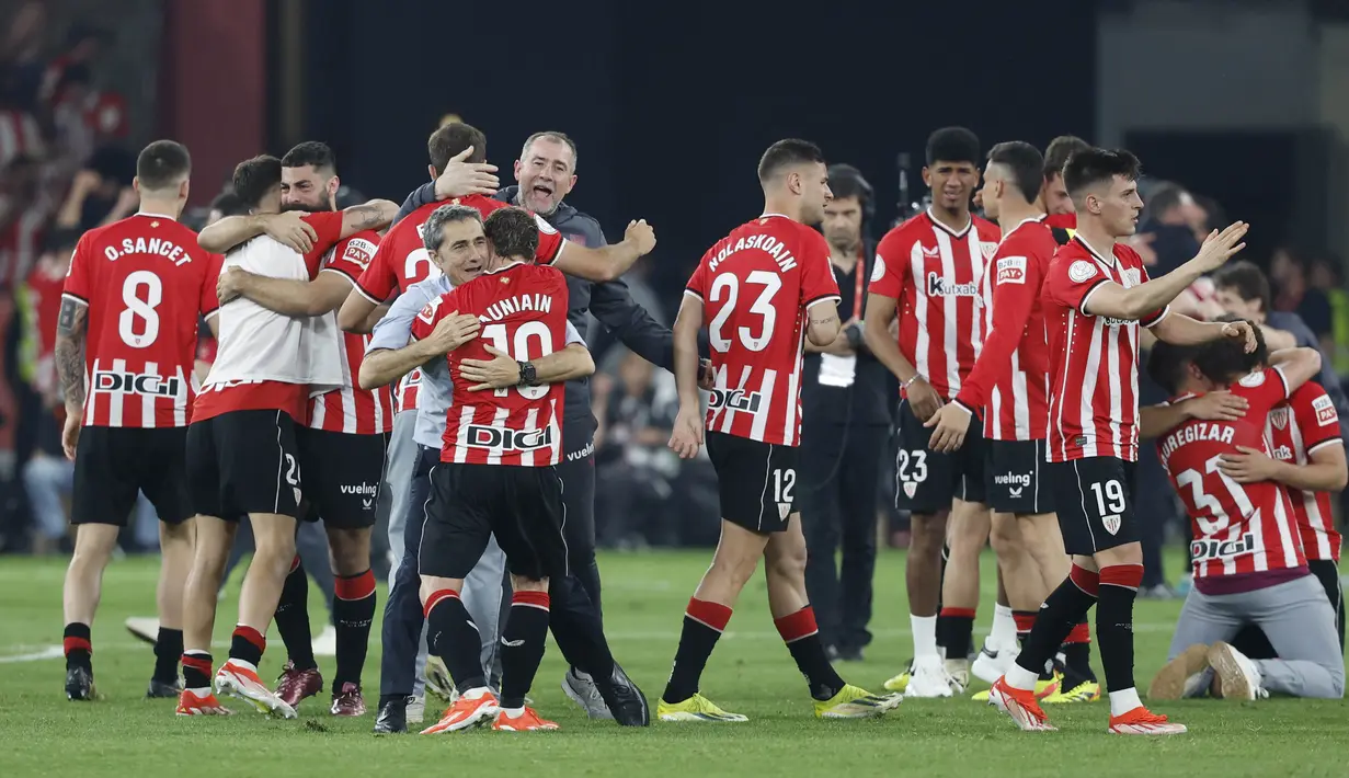Pelatih Athletic Bilbao, Ernesto Valverde, merayakan kemenangan setelah menjuarai Copa del Rey di Stadion Olimpico de Sevilla, Minggu (7/4/2024). Bilbao berhasil menjadi kampiun Copa del Rey setelah menaklukkan Real mallorca lewat babak penalti. (AFP/Jaime Reina)