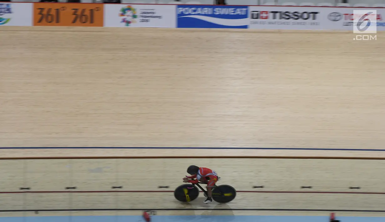 Pesepeda Ayustina Delia Priatna saat bersiap mengikuti balap sepeda nomor tanding individual persuiy 3000 m putri, di Jakarta Internasional Velodrome, Kamis (30/8). Ayustina gagal merebut medali perunggu. (Merdeka.com/Imam Buchori)
