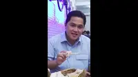 Menteri BUMN, Erick Thohir saat mencicipi durian.