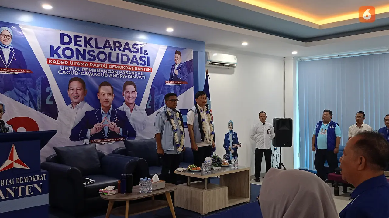Andra Soni dan Dimyati Natakusumah dikantor DPD Demokrat Banten. (Rabu, 25/09/2024). (Yandhi Deslatama/Liputan6.com).