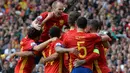 Para pemain Spanyol merayakan gol yang dicetak Gerard Pique ke gawang Republik Ceska pada laga Grup D Piala Eropa 2016 di Stadion Municipal, Prancis, Senin (13/6/2016). Spanyol menang 1-0 atas Republik Ceska. (AFP/Nicolas Tucat)