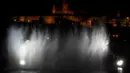 Pemandangan indah saat semprotan air pemadam kebakaran berhias cahaya di atas Sungai Vltava untuk menandai HUT ke-100 Ceko di Praha, Sabtu (2/6). (Michal Cizek/AFP)