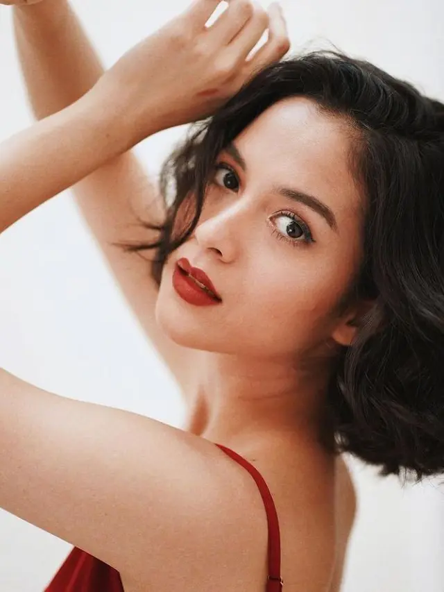 Putri Marino pakai lipstik merah (Instagram/putrimarino)