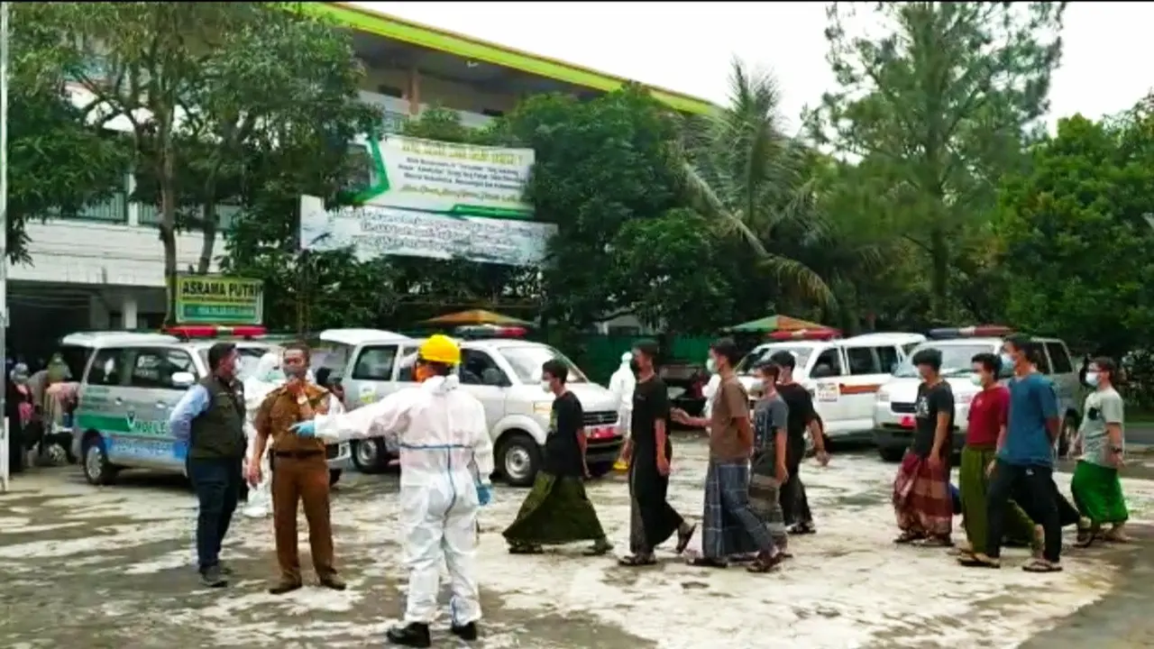 Deretan santri di salah satu pesantren di kawasan jalan Benda, Kota Tasikmalaya, setelah menjalani tes.