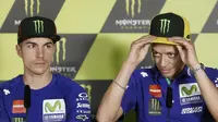 Duo pebalap Movistar Yamaha, Valentino Rossi (kanan) dan Maverick Vinales, tampil melempem pada MotoGP Catalunya, Minggu (11/6/2017). (EPA/Andreu Dalmau)