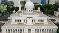 Penamaan Al-Azhar pada masjid ini terinspirasi dari Imam Besar Al-Azhar, Mesir, Syekh Mahmud Syaltut yang saat itu berkunjung ke Indonesia.