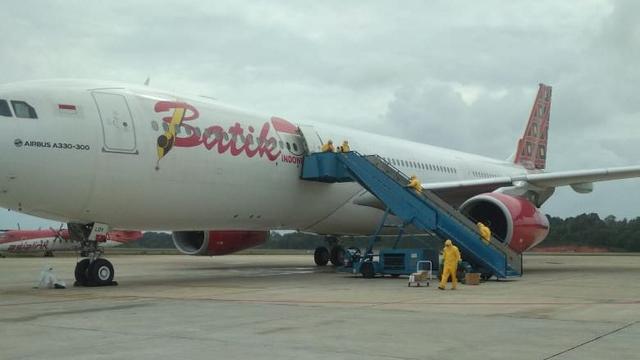 Pesawat Airbus 330-300CEO registrasi PK-LDY Batik Air berada di Batam setelah mendarat dari Wuhan. (Dok Lion Air Group)