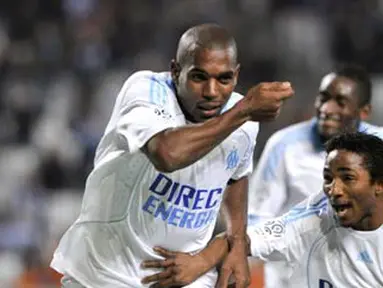 Bek Marseille, Ronald Zubar (kiri) selebrasi bersama rekannya, Baki Kone, setelah mencetak gol di laga Ligue 1 Marseille vs Le Havre pada 17 Januari 2009 di Stade Velodrome, Marseille. AFP PHOTO/ANNE-CHRISTINE POUJOULAT