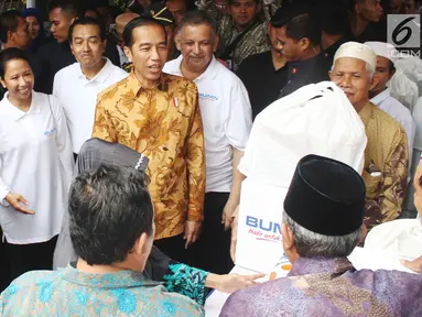 Presiden Joko Widodo (Jokowi) didampingi Menteri BUMN Rini Soemarno dan Dirut Bank BRI Suprajarto menyaksikan pembagian 200 paket Ramadan yang berisi sembako kepada warga di wilayah Penjaringan, Jakarta Utara, Selasa (13/6). (Liputan6.com/Angga Yuniar)