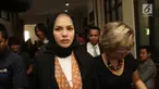 Nikita Mirzani jalani sidang isbat di pengadilan agama Jakarta Selatan agar pernikahannya terdaftar dalam catatan sipil. Setelah itu, ia baru dapat mengajukan gugatan cerai.