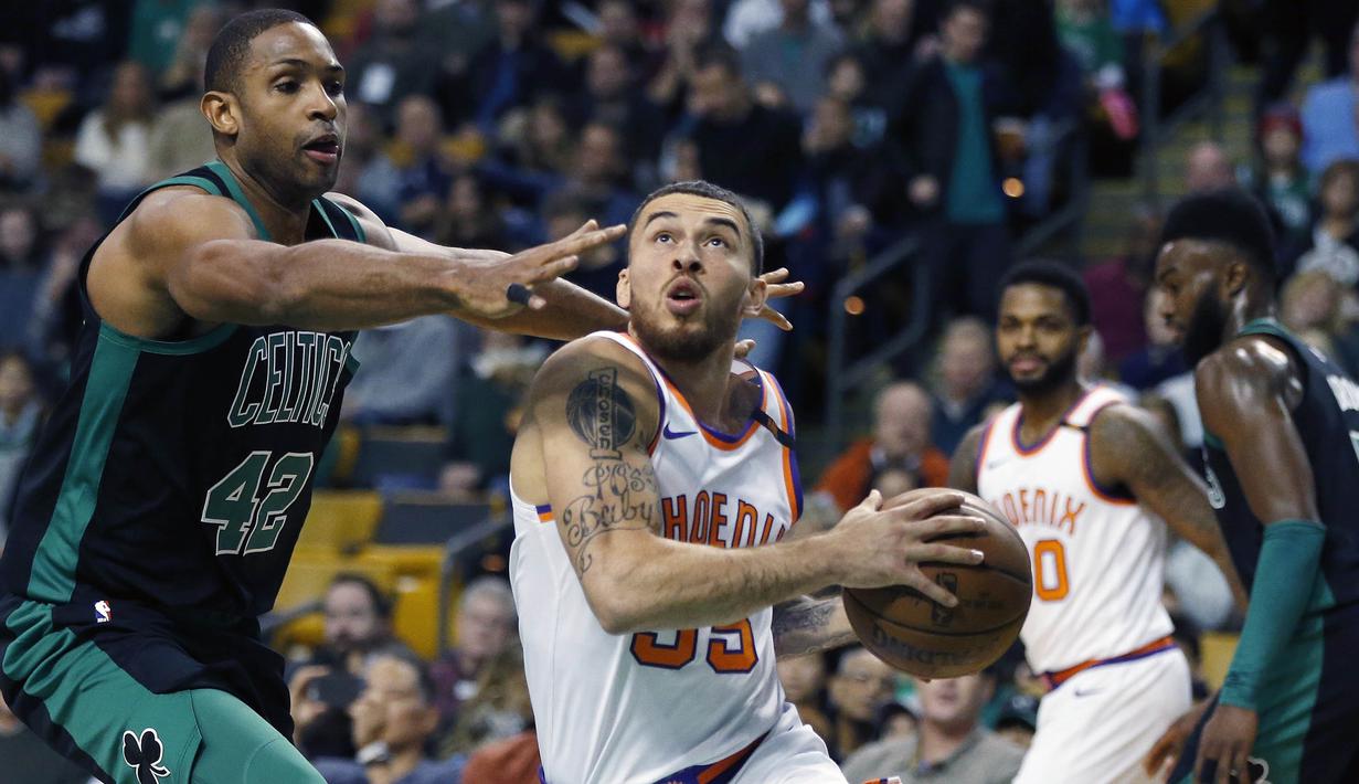 Pebasket Boston Celtics, Al Horford, berusaha menghadang pebasket Phoenix Suns, Mike James, pada laga NBA di Stadion TD Garden, Boston Minggu (3/12/2017). Boston Celtics menang 116-111 atas Phoenix Suns. (AP/Michael Dwyer)