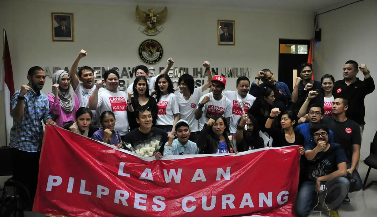 Kedatangan sejumlah artis dan musisi tersebut untuk berkampanye Lawan Pilpres Curang dan meminta kepada KPU, Bawaslu, dan Presiden SBY untuk tidak berpihak dalam pemilu presiden mendatang, Jakarta, Selasa (8/7/14). (Liputan6.com/Johan Tallo)