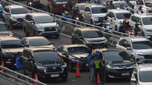 Petugas Jasa Marga melakukan pelayanan transaksi  kartu masuk tol dalam kota kepada pengendara roda empat di Jakarta, Selasa (9/5/2023). (merdeka.com/Imam Buhori)