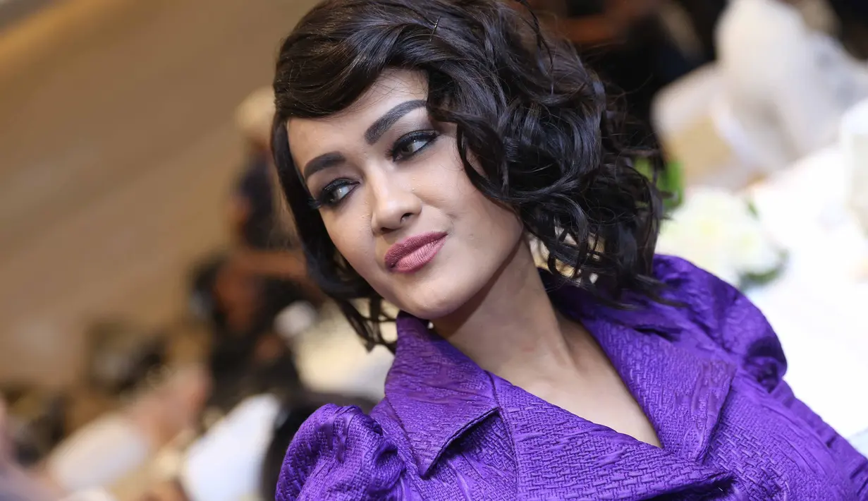 "Kalau kanker serviks, syaraf nyambung ke kaki itu yang nyebabin sakit. Penyakitnya memang kaki kiri. Nyeri-nyeri asoy gitu," kata Jupe di Balai Sudirman, kawasan Tebet, Jakarta Selatan, Sabtu (3/12). (Nurwahyunan/Bintang.com)