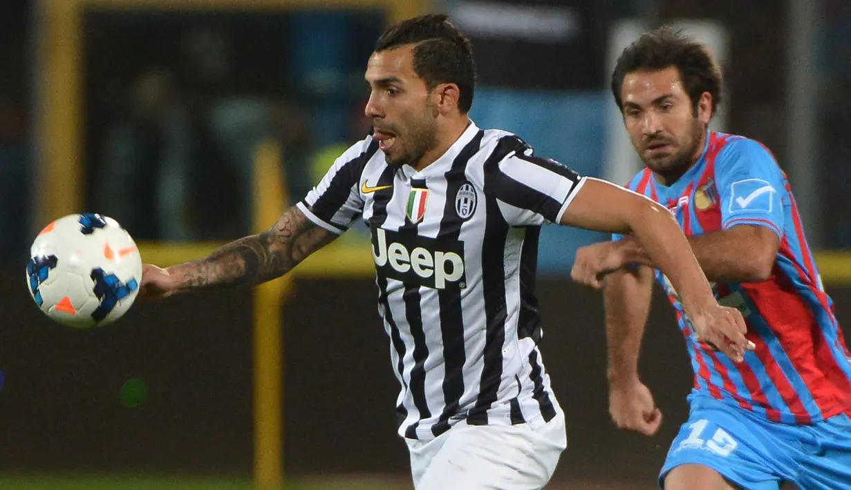 Carlos Tevez. Striker Argentina berusia 38 tahun yang mulai Juli 2021 berstatus tanpa klub ini mampu menjadi top skor Juventus di dua musim berurutan Liga Italia, 2013/2014 dan 2014/2015. Ia mampu mencetak 19 gol dan 20 gol di dua musim tersebut. (AFP/Gabriel Bouys)