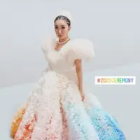 Penyanyi Jepang, Misia, mengenakan gaun rancangan Tomo Koizumi di upacara pembukaan Olimpiade Tokyo 2020, 23 Juli 2021. (dok. tangkapan layar Instagram Stories @misia.staff)