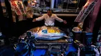 Kiyoshi Kimura, presiden Kiyomura Co., berpose dengan ikan tuna sirip biru yang memenangkan penawaran tertinggi pada lelang tahunan “Tahun Baru” di Tokyo, Senin, 5 Januari 2026. Acara tahunan lelang ikan tuna di Pasar Ikan Toyosu, Tokyo kembali digelar. (AP Photo/Louise Delmotte)