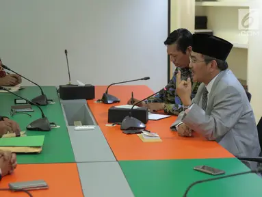 Ketua Umum ICMI Jimly Asshidiqque berbincang dengan Pansus Hak Angket KPK dalam pertemuan di Gedung ICMI, Jakarta, Kamis (7/9). (Liputan6.com/Faizal Fanani)