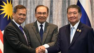 PM Kamboja Hun Manet, PM Malaysia Anwar Ibrahim (tengah), dan PM sementara Thailand Phumtham Wechayachai berjabat tangan usai konferensi pers terkait pembicaraan gencatan senjata antara Thailand dan Kamboja di Putrajaya, Senin (28/7/ 2025). (Dok. Pool via AFP/Mohd Rasfan)