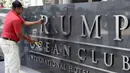 Pekerja mencopot nama 'Trump' dari papan hotel mewah, Ocean Club International Hotel and Tower di Panama, Senin (5/3). Pencabutan dilakukan pemilik bangunan yang mengatakan segera menyingkirkan keluarga Trump dari pengelolaan gedung. (AP/Arnulfo Franco)
