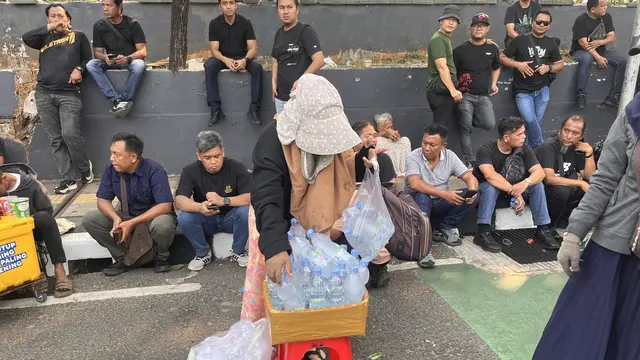 Pedagang menjajakan air mineral dan kopi di tengah demonstrasi di kawasan Senayan, Jakarta Pusat, Kamis (27/8/2026). (Liputan6.com/Christian)