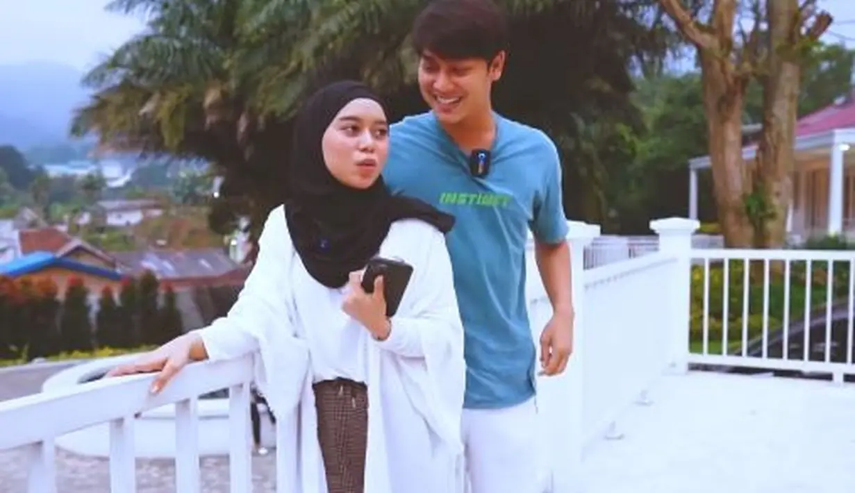 Layaknya pasangan muda, keduanya pun terlihat biasa dengan canda dan tawa. Kebahagiaan pun terlihat begitu jelas dari Rizky dan Lesti. (Youtube/Rizky Billar)
