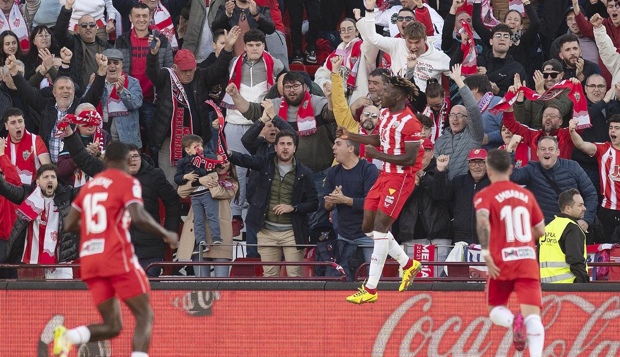 Atalanta yang kehilangan Rasmus Hojlund karena pindah ke Manchester United akhirnya memboyong El Bilal Toure dari klub la Liga Almeria seharga 28 juta euro. Sayangnya, Bilal Toure mengalami cedera lutut sebelum musim kompetisi Serie A dimulai. Dia pun harus menjalani operasi dan belum membuat debut untuk klub barunya. (AFP/Jorge Guerrero)
