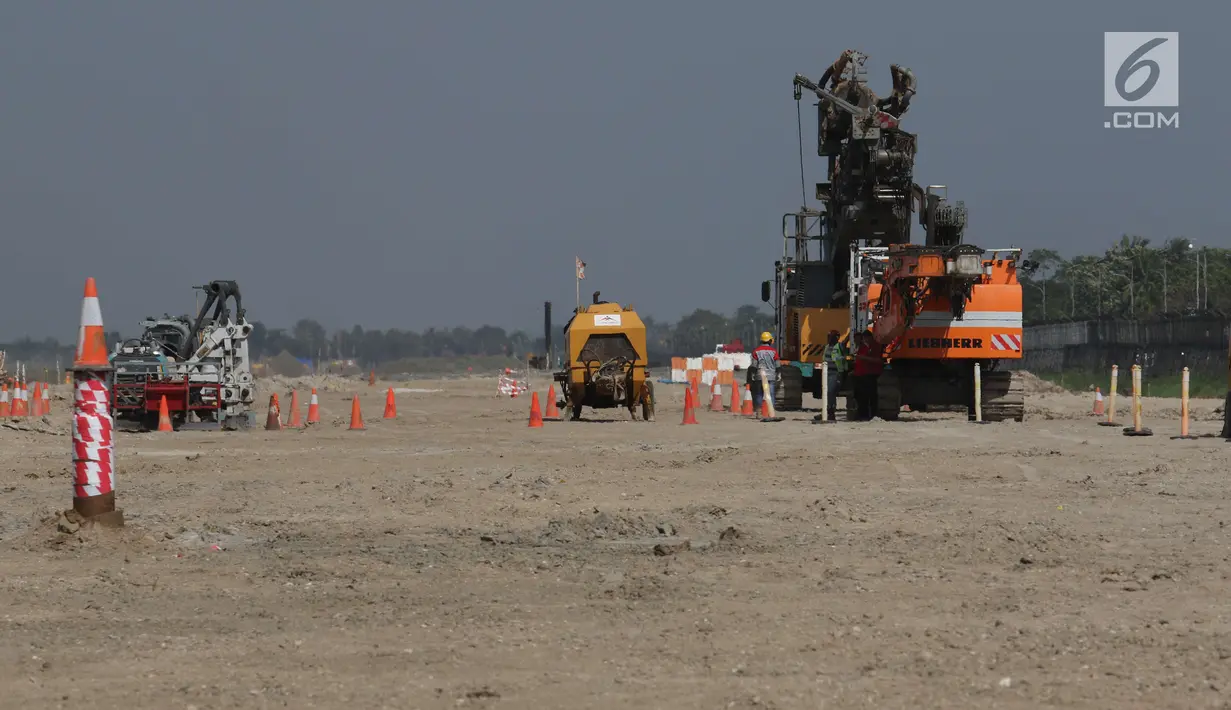 Alat berat terlihat di proyek pembangunan runway dan taxiway 3 di Bandara Soekarno-Hatta, Tangerang, Kamis (21/6). Diharapkan taxiway tersebut selesai pada akhir Desember 2018 dan runway ketiga ini akan selesai pada Juni 2019. (Liputan6.com/Angga Yuniar)