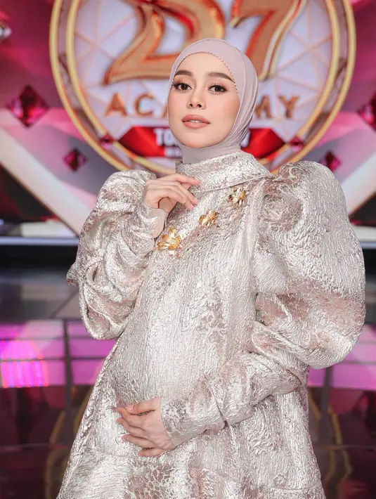 Tampilannya terbaru Lesti Kejora pun mencuri perhatian dengan baby bump yang sudah terlihat jelas, meski mengenakan dress model oversize. [@lestikejora]