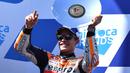 Pembalap Spanyol dari tim Repsol Honda, Marc Marquez merayakan kemenangan di podium usai Grand Prix MotoGP Australia di Sirkuit Phillip Island, Minggu (16/10/2022). Pertarungan ketat terjadi sepanjang balapan, Marc Marquez tak menyangka bisa melesat hingga akhir balapan. (Paul CROCK/AFP)