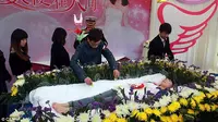 Zeng Jia, semakin bersemangat setelah menggelar upacara kematiannya sendiri.