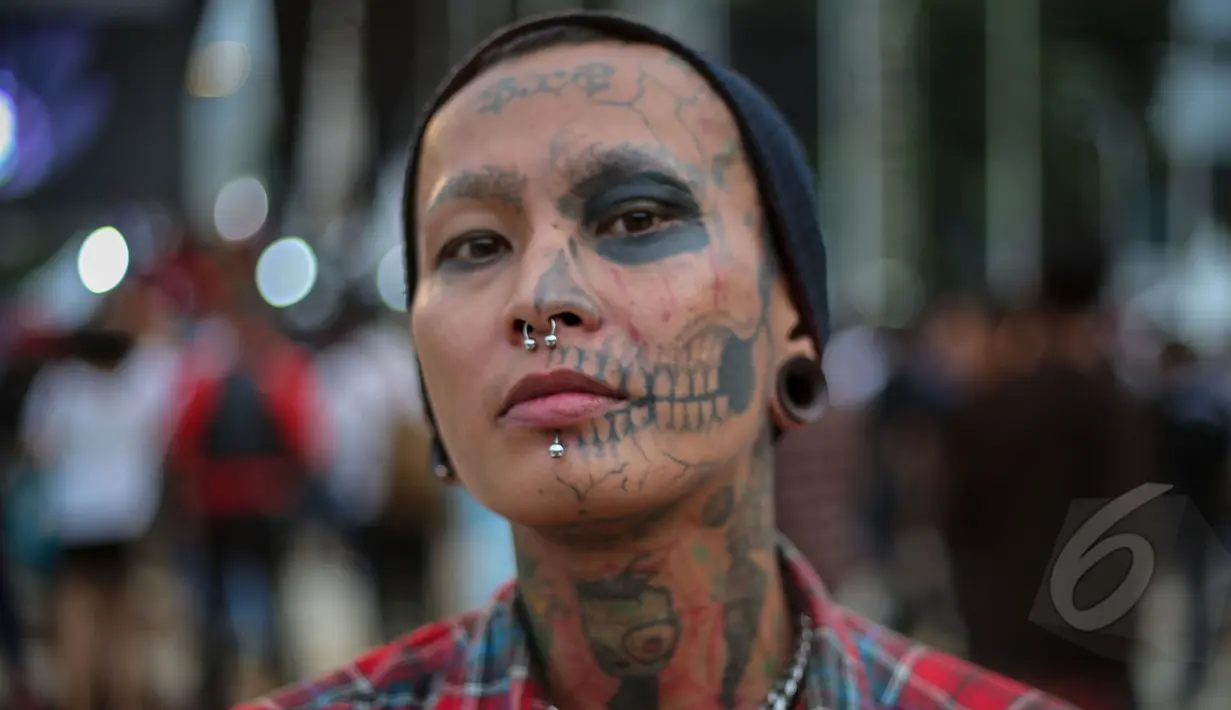 Sejumlah wajah nyentrik bermunculan di acara Indonesia Greaser Party 2015, Plaza Barat Senayan, Jakarta, Minggu (12/4/2015). Body piercing dan tattoo menjadi ciri khas tersendiri. (Liputan6.com/Faizal Fanani)