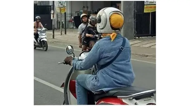 Emak pakai helm (Sumber: Instagram/1cak)