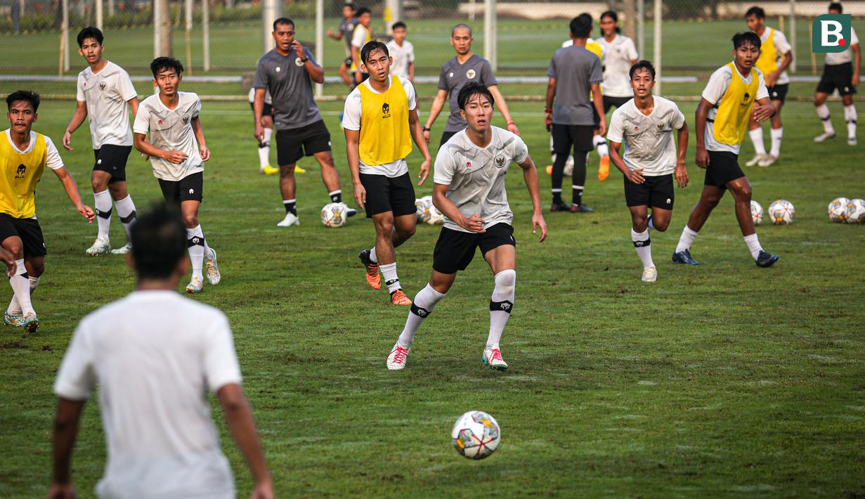 Pemain Timnas Indonesia U-22, Seiya da Costa Lay (tengah) saat melakukan pemusatan latihan untuk SEA Games 2023 di Lapangan B Kompleks Stadion Gelora Bung Karno (SUGBK), Senayan, Jakarta, Sabtu (11/03/2023). Sebanyak 17 nama pemain baru bergabung untuk menjalani pemusatan latihan gelombang kedua ini yang berlangsung dari 9-16 Maret 2023. (Bola.com/Bagaskara Lazuardi)