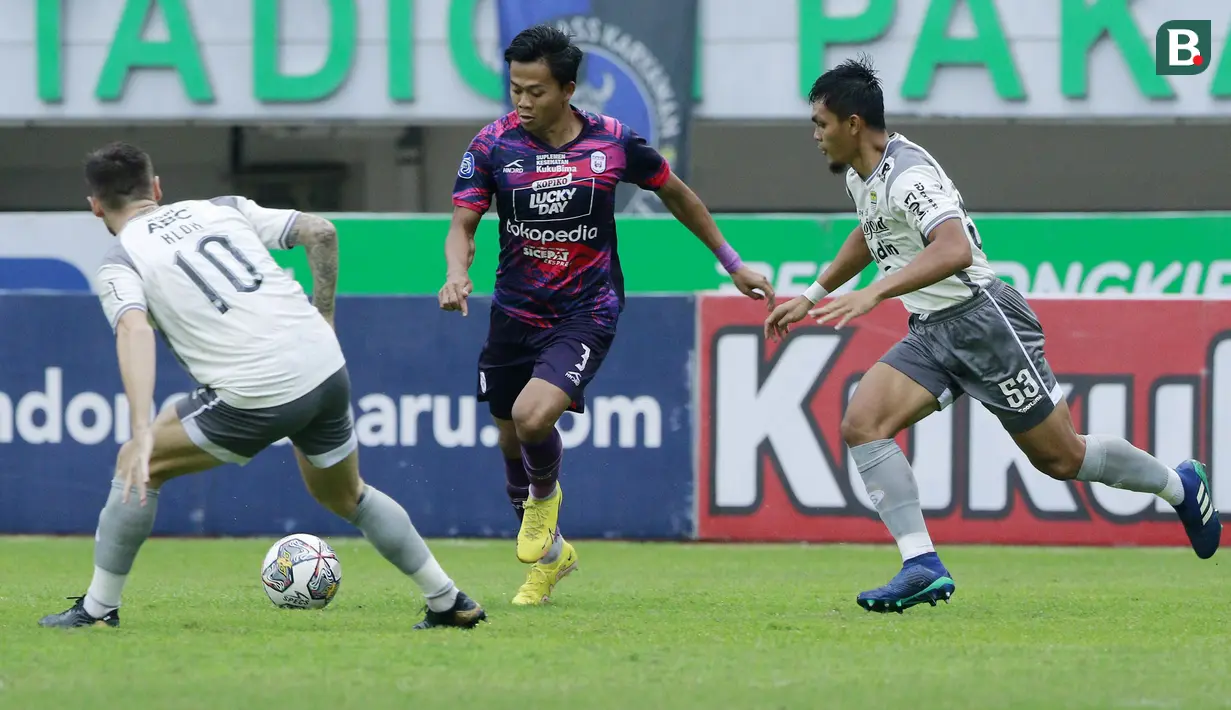<p>Pemain RANS Nusantara FC, Edo Febriansah (tengah) berusaha melewati pemain Persib Bandung, Rachmat Irianto dan Marc Klok pada laga pekan ke-25 BRI Liga 1 2022/2023 di Stadion Pakansari, Bogor, Minggu (19/2/20023). (Bola.com/M Iqbal Ichsan)</p>