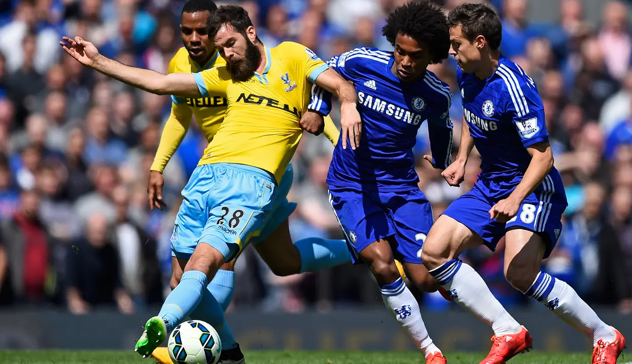 Gelandang Crystal Palace, Joe Ledley (kedua kiri) berebut bola dengan pemain chelsea Willian (kedua kanan) saat Laga Liga Premier Inggris di Stamford Bridge, Minggu (3/5/2015). Chelsea menang 1-0 atas Crystal Palace. (Reuters/Dylan Martinez)