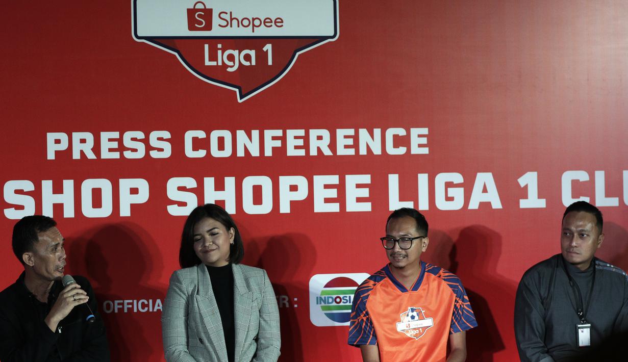 Perwakilan Shopee, EMTEK dan klub saat konferensi pers launching official merchandise 5 klub di Holywings, Jakarta, Selasa (23/7). Shoppe hadirkan official shop dari 5 klub Liga 1.