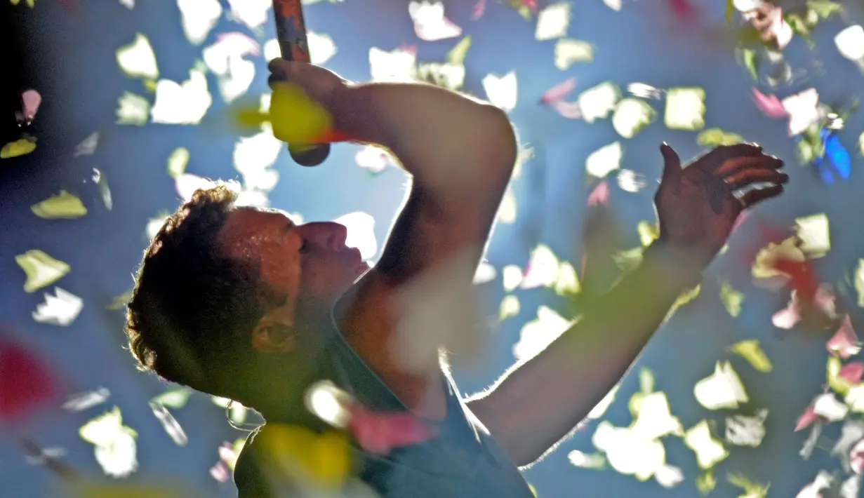 Aksi vokalis band Coldplay, Chris Martin saat menggelar konser di Stadion Nasional di Warsawa, Polandia pada 19 September 2012. (AP Photo/Alik Keplicz)
